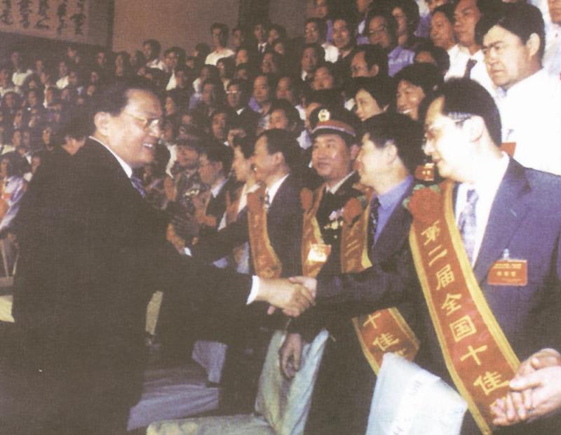 Luo Gan, member of the Standing Committee of the Political Bureau of the CPC Central Committee and secretary of the Central Political and Legal Committee, shook hands cordially with Zhang Dong, one of the top ten lawyers in the country